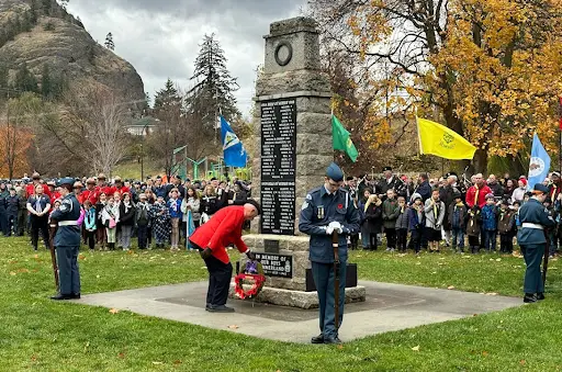 Orv Robson, vétéran de la GRC de la Division du Sud de l'Okanagan, dépose une couronne le jour du Souvenir, le 11 novembre 2024, à Summerland, en Colombie-Britannique.
